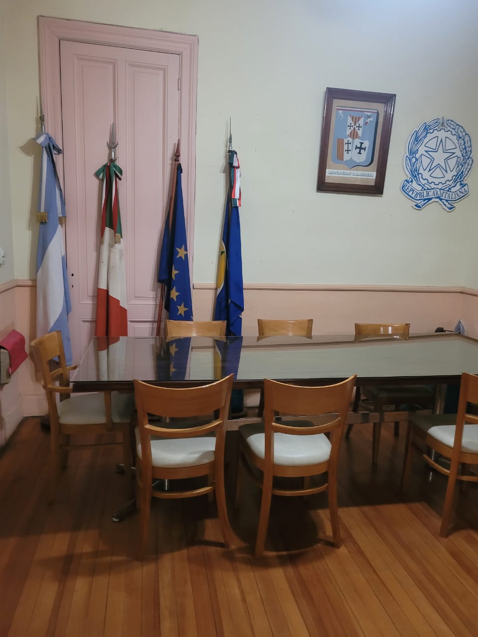 Mesa y banderas